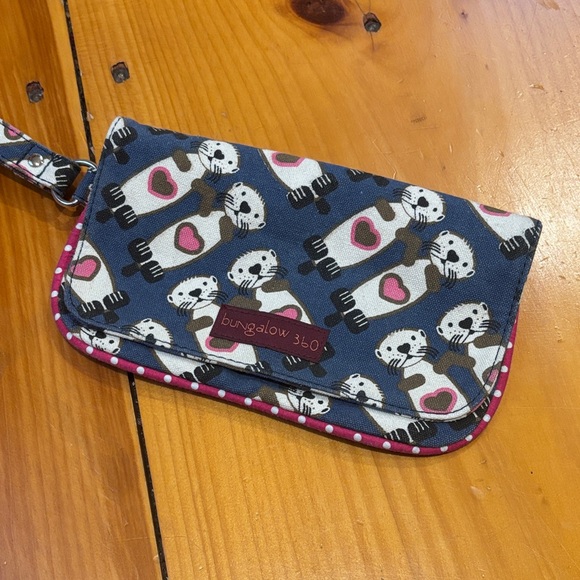BUNGALOW 360 Otter Printed Canvas Wristlet Wallet Hearts - Picture 1 of 7